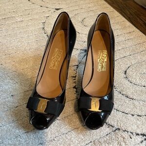 Ferragamo logo patent leather pumps